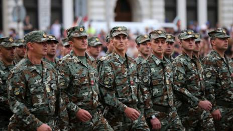 Проучване: Всички европейци обичат армиите си, освен българите