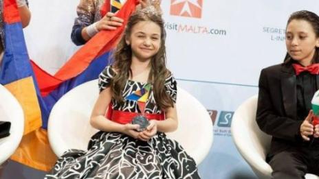 Крисия удари в земята Винченцо във вота на "перата"