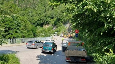 Свлечена земна маса затвори пътя Асеновград - Смолян