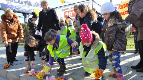 Варненски деца изпратиха в небето балони в памет на жертвите от катастрофи