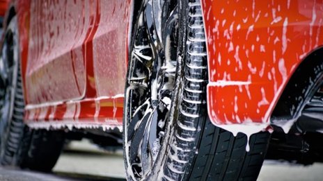 Автомивка бълва мръсотии във Варна