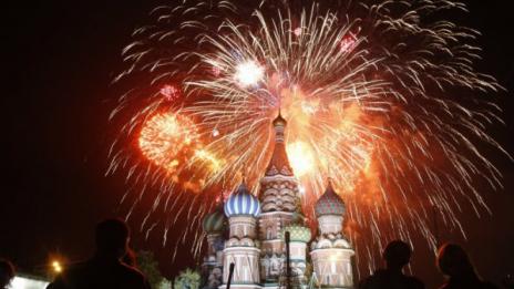 С грандиозно шоу и фойерверки завърши Денят на победата