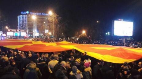 Протестиращи нахлуха в македонския парламент