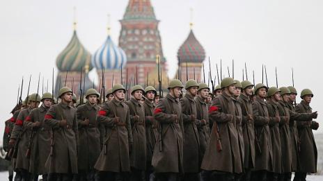 Тържествен марш в Москва премина през Червения площад в столицата