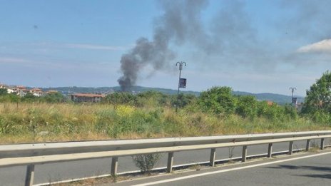 Голям пожар край Черноморец, горят бунгала и каравани