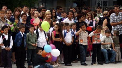 3009 семейства получиха помощи за първокласници в областта