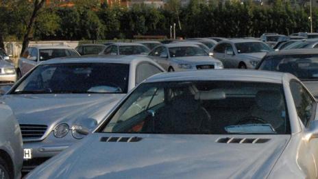 Данъчни и полицаи погнаха автокъщите