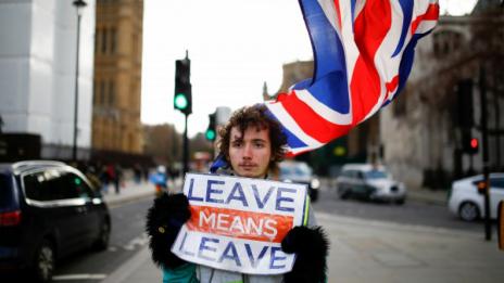 Над 40 британски дипломати искат Мей да отложи Brexit