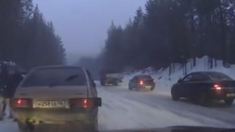 Боулинг с коли или защо зимните гуми не са достатъчни (ВИДЕО)