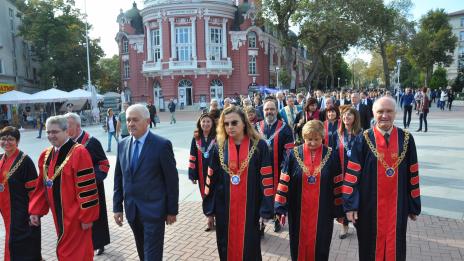 C академично шествие отбелязаха 55-годишния юбилей на Медицинския университет (СНИМКИ)
