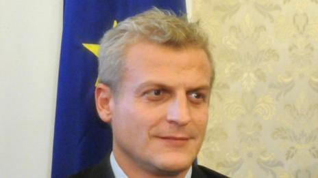 Не успее ли реформаторското усилие, пътят е "Путин" или "Чавес"