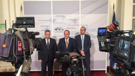 Гражданският съвет на РБ и ДСБ поискаха оставката на председателя на КФН