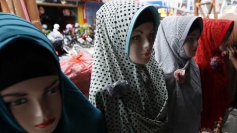Заплашиха порноактриса с обезглавяване заради хиджаб
