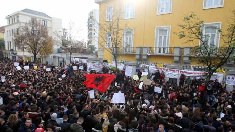 Антиправителствени демонстранти опитаха да нахлуят в парламента на Албания