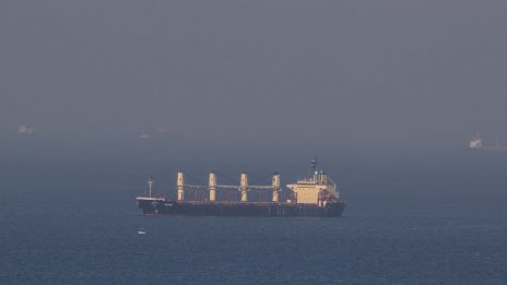 Изоставеният кораб застрашава плаването в Аденския залив