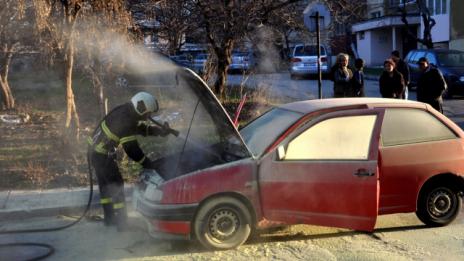 Два автомобила горяха в Младост тази нощ