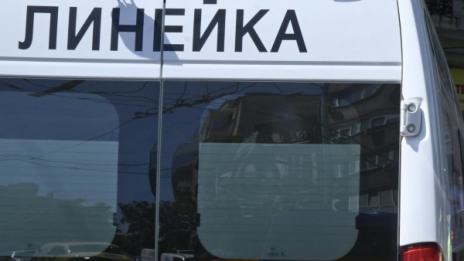 Кола блъсна жена на спирка