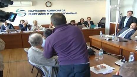 Съдят мъжа, мятал яйца по енергийната комисия