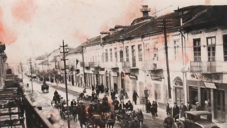 В началото на 20 век в Търново се налага модата на коледните благотворителни балове