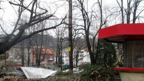 Бури и градушки нанесоха щети в различни райони