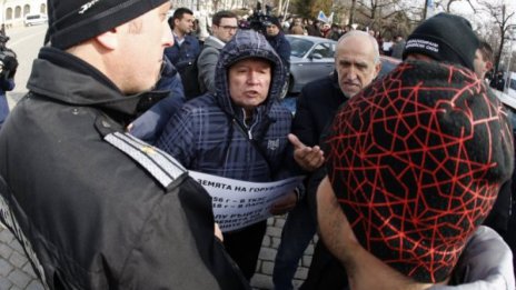 Протест и контрапротест пред НС заради президентското вето върху промените в Закона за посевния и посадъчния материал