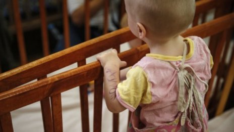 Средно по 253 деца на месец се изоставят у нас, осиновяват се едва по 41