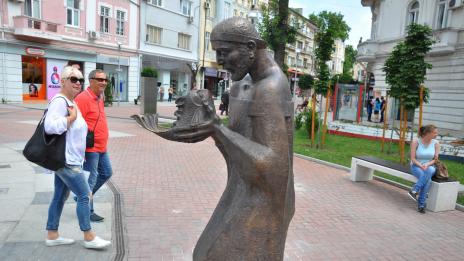 Нова пластика в центъра на Варна - Рибарят и златната рибка (СНИМКИ)