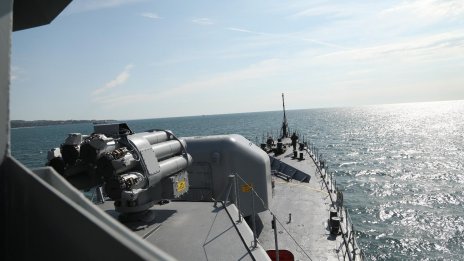Фрегатата "Верни" тръгна към района на атаката с дронове към корабите