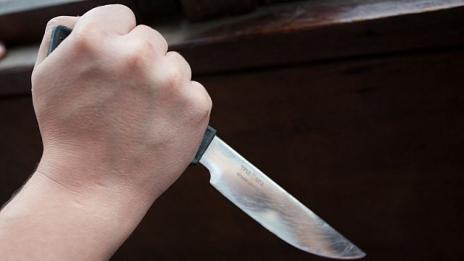 Отхвърлен мъж заби нож във врата на любимата си