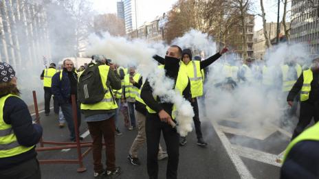 Сблъсъци, арести и напрежение при поредни протести на &bdquo;жълтите жилетки&ldquo; в цяла Франция