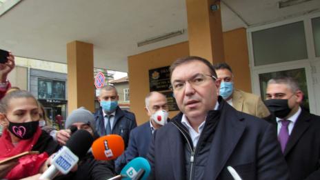 Здравният министър: Опасно е лекарства в хранителните вериги