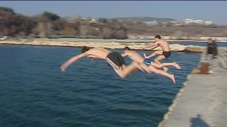 Спортисти скачаха в морето във Варна за здраве