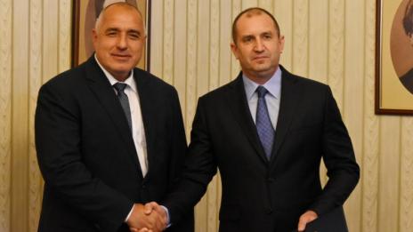 Борисов даде папката с министрите, Радев му пожела успех