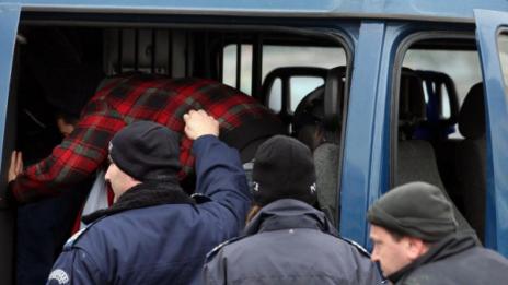 Пиян вилня в Шумен, удари полицай с камък