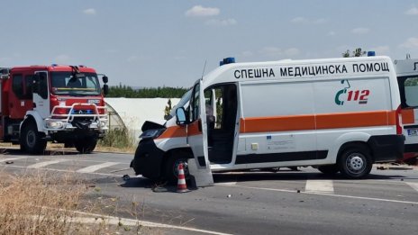 Два трупа на пътя след катастрофа с линейка (ВИДЕО)