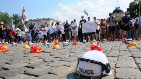Обещанията на властта не спряха полицаите: Протестите остават
