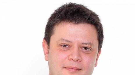 Полицаи пазят столичен журналист
