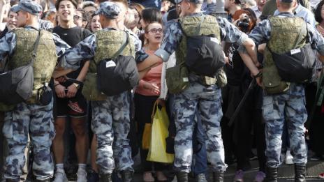Хиляди протестират в Москва с призив за освобождаване на активисти