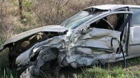Товарен форд се заби в крайпътно дърво
