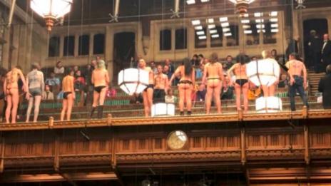 Гол протест в парламента (СНИМКИ)
