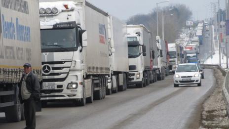 Огромни опашки се извиват на Дунав мост при Русе