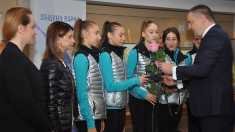 Кметът Иван Портних награди ансамбъла по художествена гимнастика