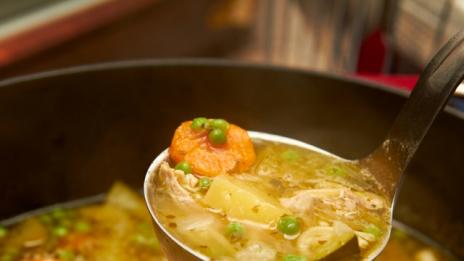 Супа с пилешки гърди, тиквички и моркови