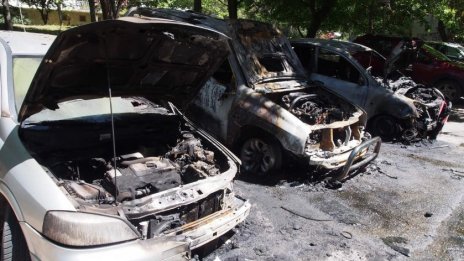 Запалиха украински автомобил във Варна, изгоряха още 2 коли (СНИМКИ+ВИДЕО)