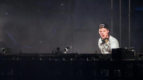 Близките на Avicii намекнаха, че се е самоубил