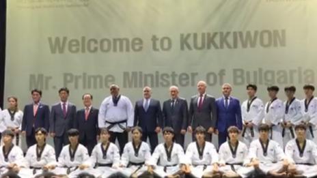 Дадоха на Борисов девети дан по таекуондо в Южна Корея, той счупи дъска