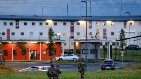 Двама надзиратели бяха взети за заложници в строго охраняван затвор