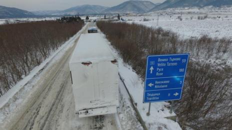 Изнервен румънски тираджия опита да сгази шеф на пътното