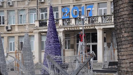 Демонтират коледната украса във Варна