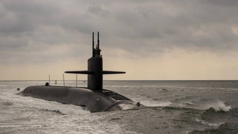 Руска подводница следяла британски самолетоносач